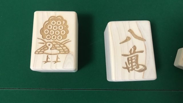 wood-mahjong-on-mat